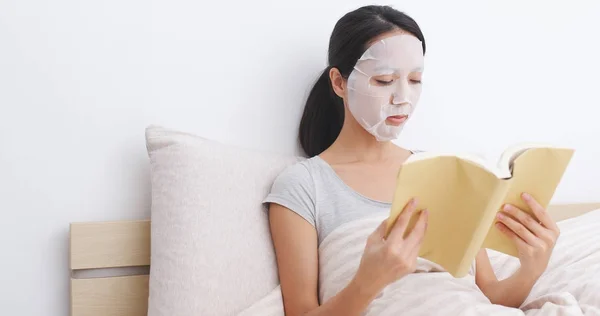 Mujer Con Máscara Facial Leer Libro Cama — Foto de Stock