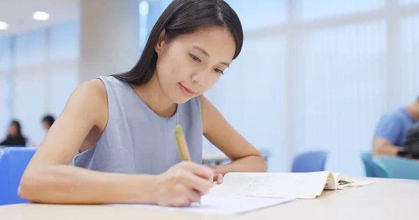 Mujer Joven Haciendo Deberes Biblioteca Universitaria — Foto de Stock