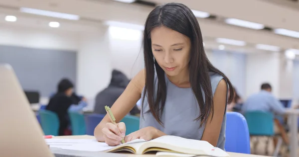 Mulher Escrevendo Nota Biblioteca Universidade — Fotografia de Stock