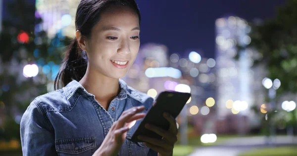 Vrouw met mobiele telefoon — Stockfoto