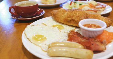 İngiliz kahvaltısı masada yakın çekim
