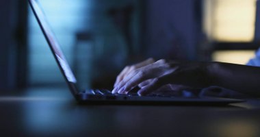 dizüstü bilgisayar üzerinde çalışan