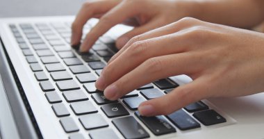 Dizüstü bilgisayar klavye üzerinde kişi Typing 