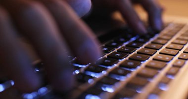 Dizüstü bilgisayarda çalışan kadın 