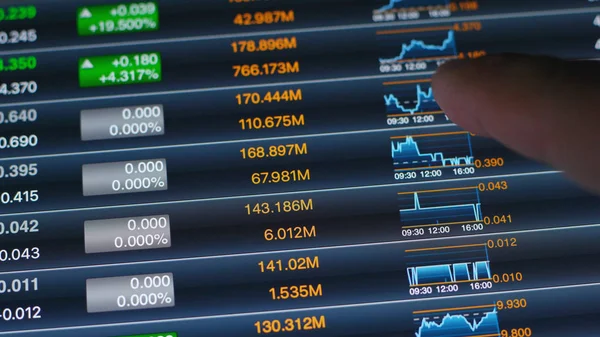 Gráfico bursátil digital en tableta — Foto de Stock