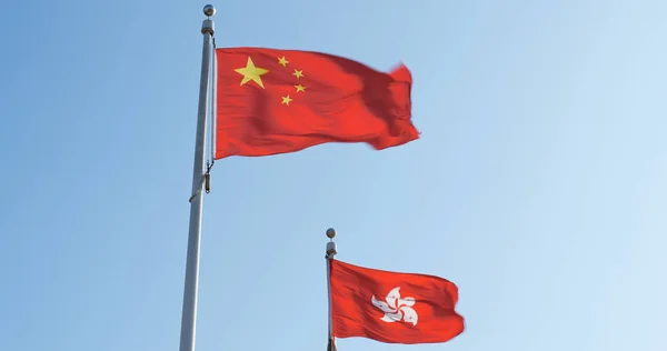 Hongkong Und Chinesische Flaggen Mit Blauem Himmel — Stockfoto
