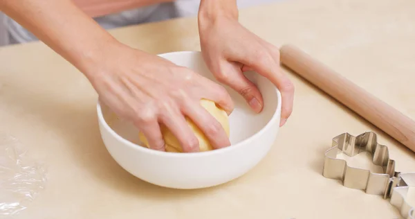 Pessoa Massa Mistura Mão — Fotografia de Stock