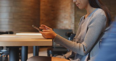 Cep telefonu kullanan kadın