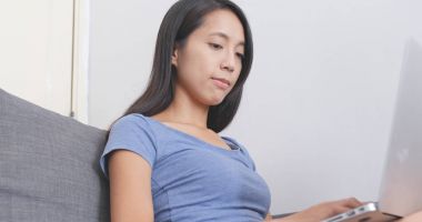 Kadın çalışma dizüstü bilgisayar 