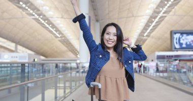 Havaalanında heyecanlı kadın