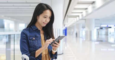 Havaalanında cep telefonu kullanan kadın 