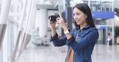 Mutlu kadın alarak fotoğraf havaalanında 