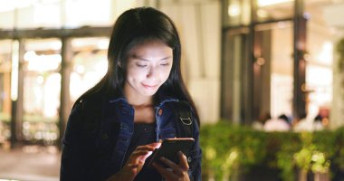 Cep telefonu için online kullanan kadın 