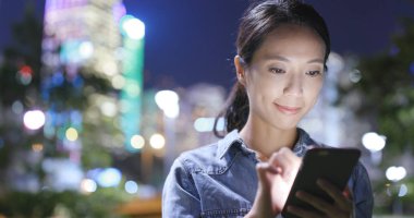 Cep telefonu kullanan genç kadın. 