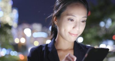 İşkadını Smartphone şehirde geceleri kullanarak. 