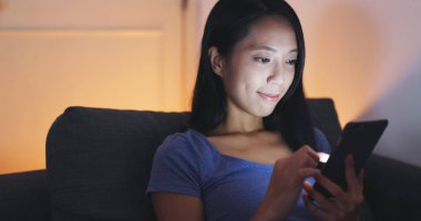 kadın gönderen mesaj cep telefonu üzerinde 