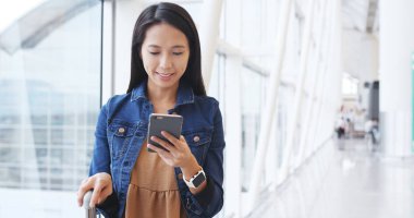 Cep telefonu kullanan kadın