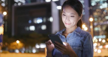 Kadın cep telefonundan kısa mesaj gönderme 