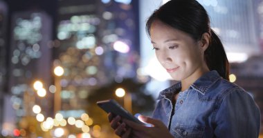 Akıllı telefona bakan kadın. 