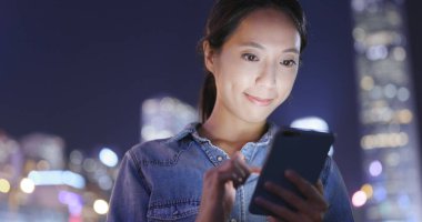 Cep telefonu şehir bakarak kadın 