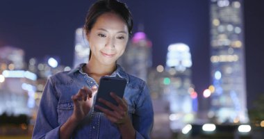 Cep telefonu kullanan kadın 