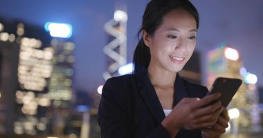 Geceleri cep telefonu kullanarak iş kadını 