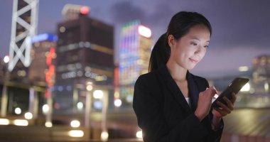 Cep telefonu kullanan iş kadını 