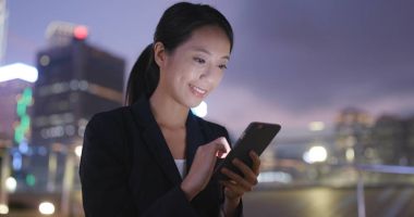 Cep telefonuyla geceleri işkadını 