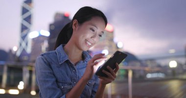 Şehirde cep telefonu kullanan kadın 