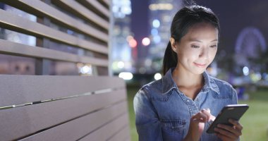 Cep telefonu kullanan kadın 