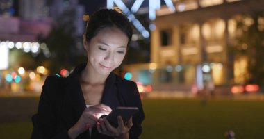 Geceleri cep telefonu kullanan kadın 