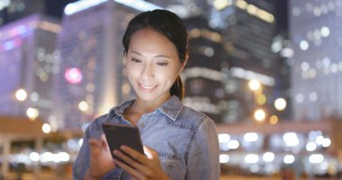 Cep telefonu kullanan kadın