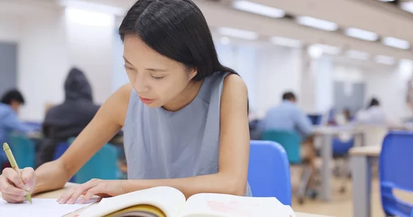 Jonge Vrouw Studeren Aan Bibliotheek — Stockfoto