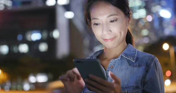 Mujer mirando el teléfono móvil — Foto de Stock