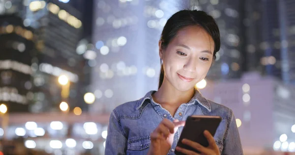 Mujer usando smartphone por la noche — Foto de Stock