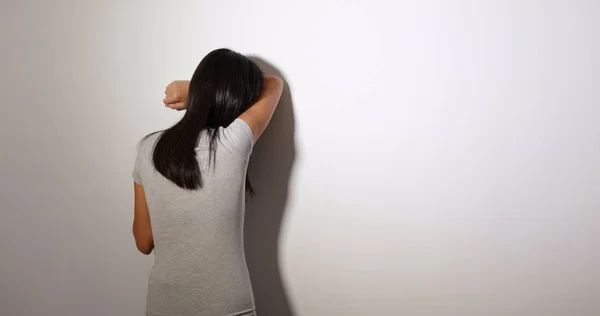 Γυναίκα Αίσθημα Αναστατωμένος Και Στέκεται Ενάντια Στον Τοίχο — Φωτογραφία Αρχείου