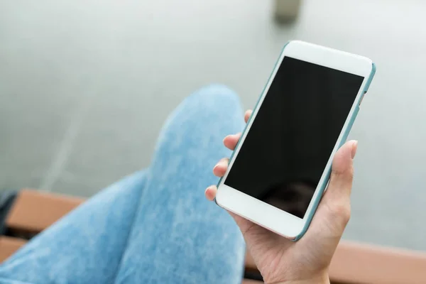 Kvinna med mobiltelefon med blank skärm — Stockfoto