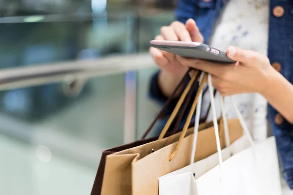 Mulher de compras usando celular — Fotografia de Stock