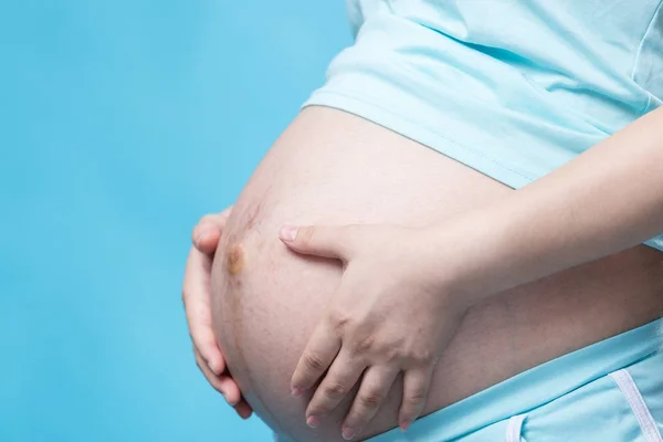 Zwangere Vrouw Raakt Haar Buik Aan — Stockfoto