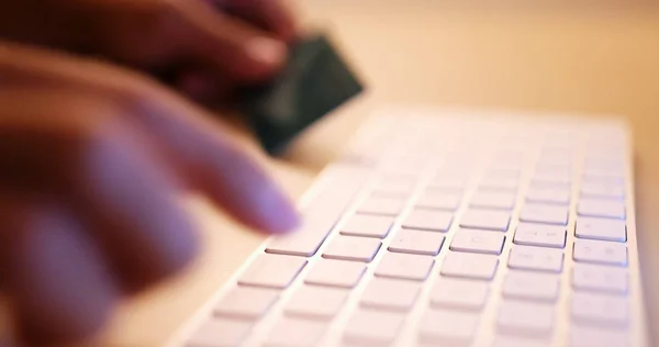 Kobieta za pomocą laptopa i karty kredytowej, aby zapłacić rachunek — Zdjęcie stockowe