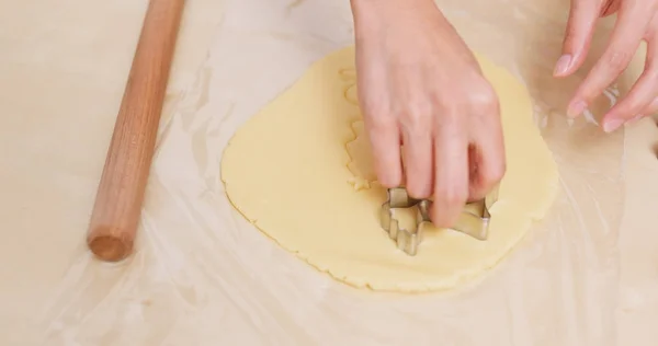 Vrouw Thuis Kerstkoekjes Maken — Stockfoto