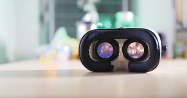 Geceleri video oynarken sanal gerçeklik aygıt 