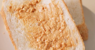 Fıstık ezmesi sandviç yapar 