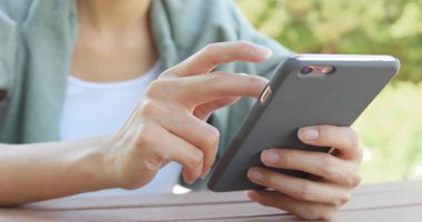 cep telefonu açık, kullanan kadın 