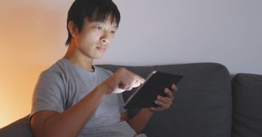 Asya adam evde tablet kullanma 