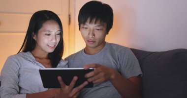 Asya çift tablete birlikte izlerken 