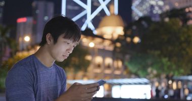 Cep telefonu kullanan adam