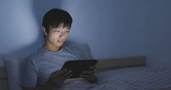 Seorang pria melihat komputer tablet di malam hari — Stok Foto