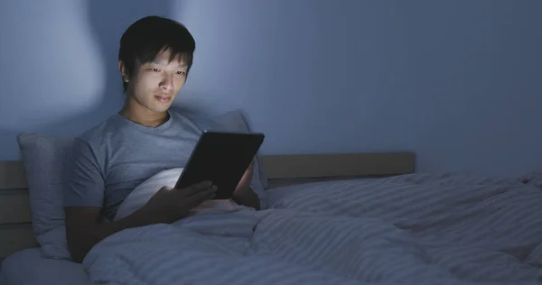 Člověk používající počítač tabletu v noci — Stock fotografie