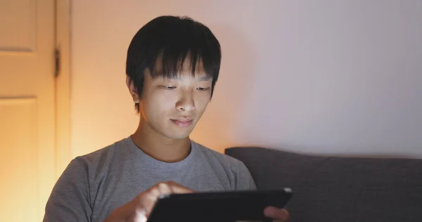 Man met behulp van tablet pc 's nachts — Stockfoto